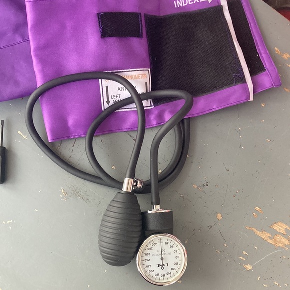 Pro EMS Aneroid Sphygmomanometer BP set w/Adult cuff, case and calibration tool - Picture 2 of 6